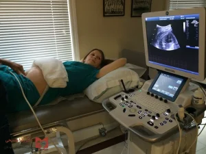 مادری درحال دادن تست اکو قلب جنین