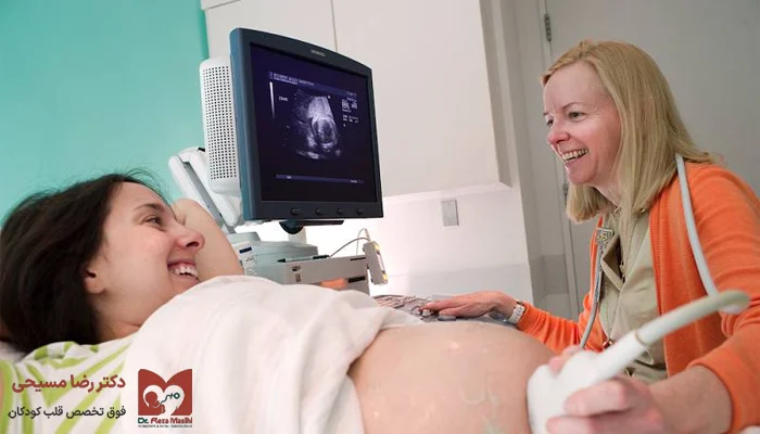 مادری درحال دادن اکو قلب جنین