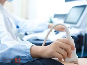 دست پزشک با دستگاه اکو قلب جنبن در حال انجام معاینه